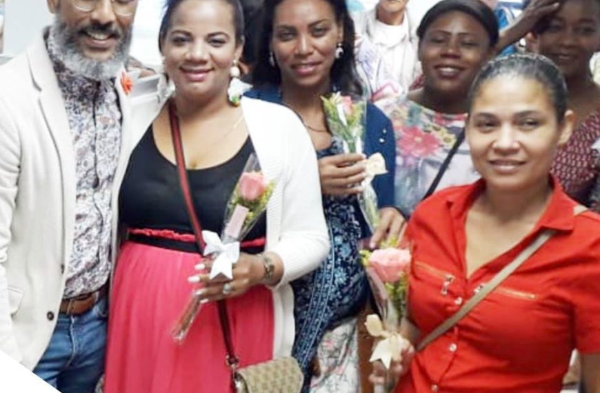 Director del Hospital Evangelina Rodr&iacute;guez obsequia Rosas a Usuarias y Colaboradoras