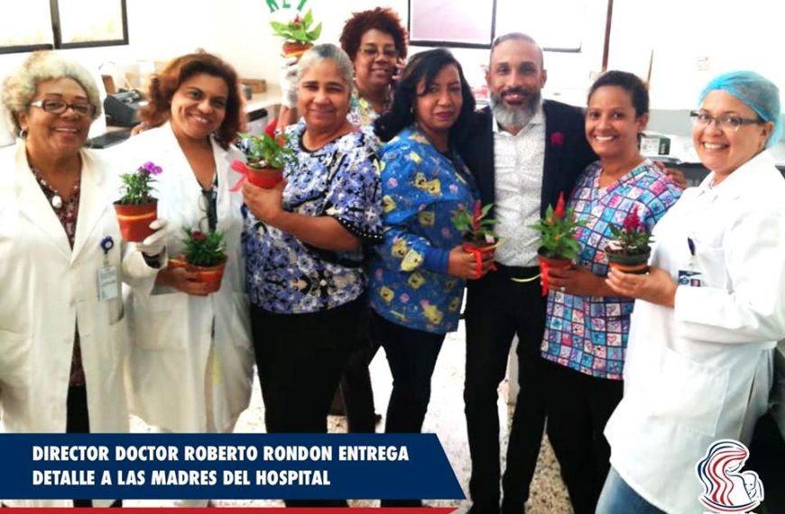 Director Dr. Roberto Rond&oacute;n entrega detalle a las madres del Hospital