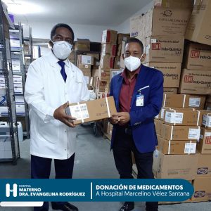 Read more about the article Director del Hospital Materno Dra. Evangelina Rodríguez dona medicamentos al hospital vecino Marcelino Vélez Santana.⁣