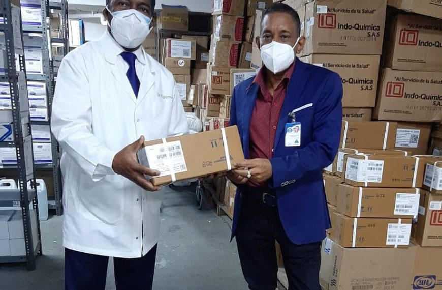 Director del Hospital Materno Dra. Evangelina Rodr&iacute;guez dona medicamentos al hospital vecino Marcelino V&eacute;lez Santana.⁣