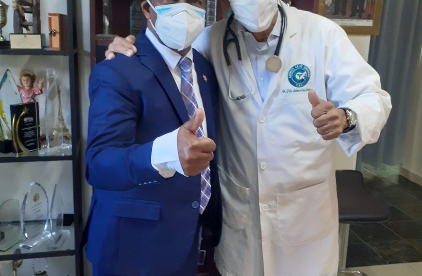 Director Hospital Dra. Evangelina Rodr&iacute;guez visita al doctor Cruz Jimini&aacute;n