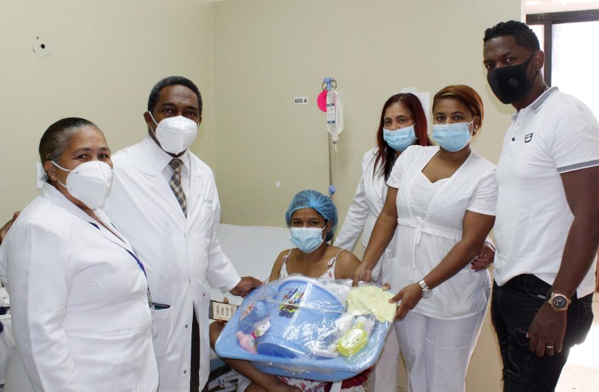 Hospital Dra. Evangelina Rodr&iacute;guez entrega canastillas a usuarias en conmemoraci&oacute;n al d&iacute;a de las Madres