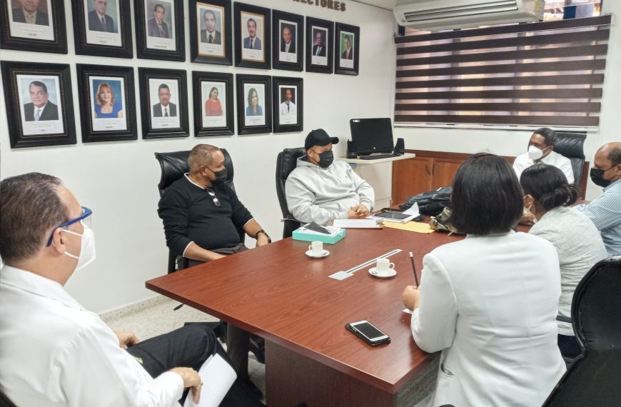 Director Hospital Dra. Evangelina Rodr&iacute;guez recibe comisi&oacute;n del Ministerio de Salud Publica