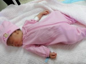 Read more about the article Nace bebé en perfecto estado de salud   al realizar Amniodrenaje en el Hospital Dra. Evangelina Rodríguez