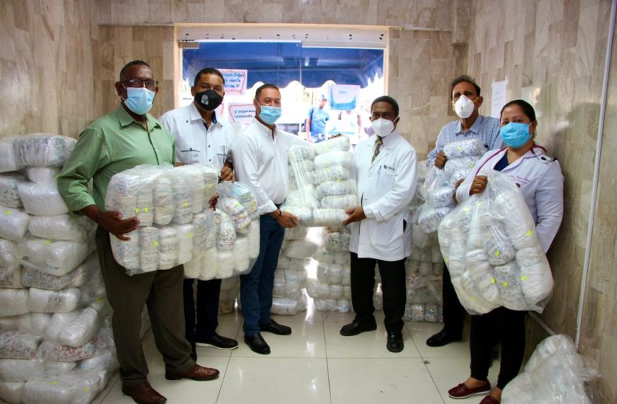 Hospital Dra. Evangelina Rodr&iacute;guez recibe donaci&oacute;n de 35 mil pa&ntilde;ales