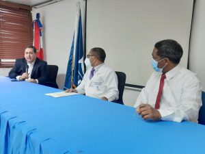 Read more about the article Titular del Servicio Nacional Salud, doctor Mario Lama, también visitó Hospital Evangelina Rodríguez