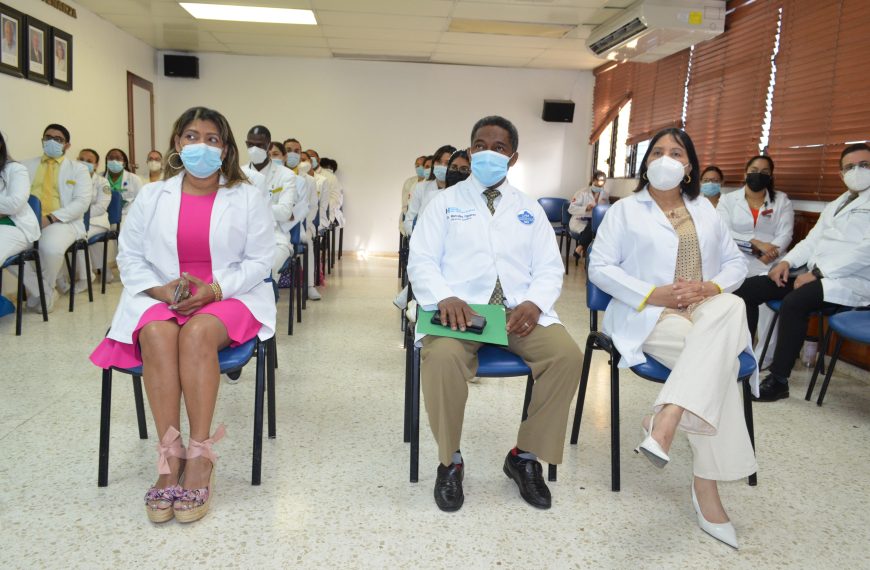 Personal del Hospital Dra. Evangelina Rodr&iacute;guez recibe charla sobre Deontolog&iacute;a M&eacute;dica Obst&eacute;trica
