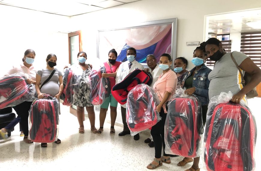 Director general realiza entrega de 290 cargadores para beb&eacute; a usuarias