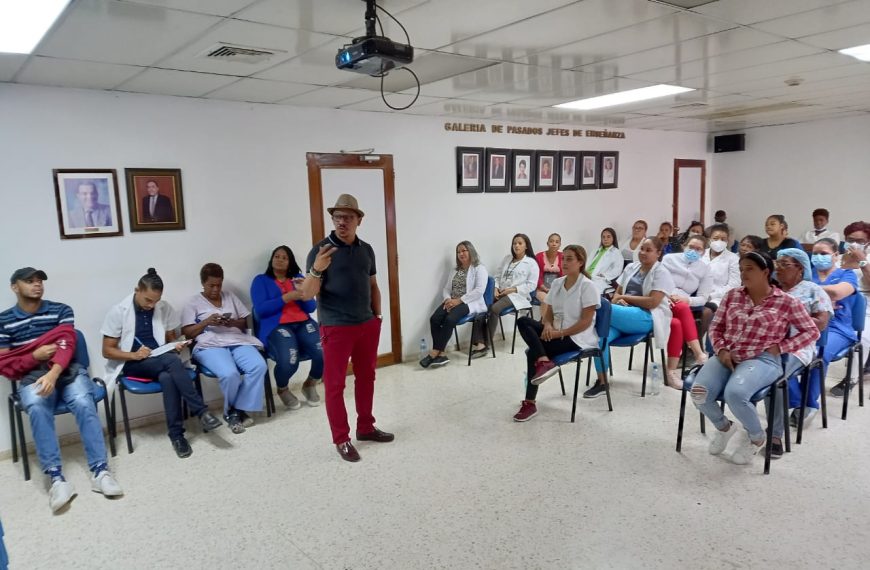 Personal del Hospital Materno Dra. Evangelina Rodr&iacute;guez imparte conferencia sobre &laquo;Violencia Intrafamiliar&raquo;